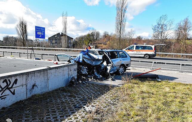 Massiv beschädigten Auto an BetonpumpbeckenUnfallstelle A51