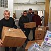 Erol Cam, Cihan Arslan, Emrah Can und Kemal Göktas schleppen Kartons durch die Hanf-Union in Schopfheim. Sie mussten die Spendenannahme ...