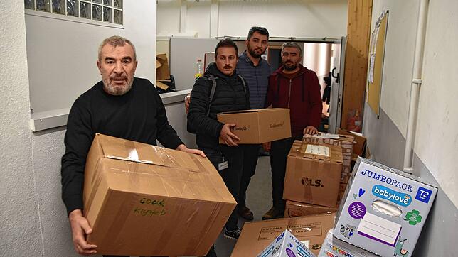 Erol Cam, Cihan Arslan, Emrah Can und Kemal Göktas schleppen Kartons durch die Hanf-Union in Schopfheim. Sie mussten die Spendenannahme ...