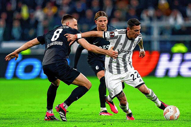 Fußball: Europa League, Juventus Turin – SC Freiburg, Achtelfinale, Hinspiel, Allianz Stadium. Turins Ángel Di Maria (r) wird von ...