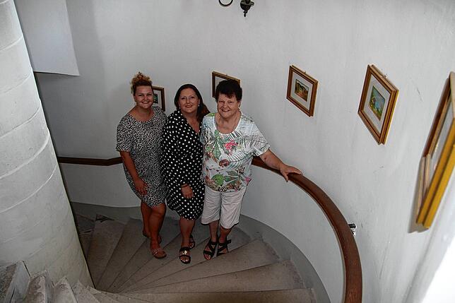 Die Schlossdamen Rebekka Stamm, Eveline Pigeat-Stamm und Cécile Stamm (v.l.) auf der Wendeltreppe.