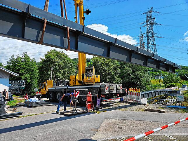 Bild 11: Die neue Brücke über die Schlücht ist da! Das sind die Bilder vom Aufbau