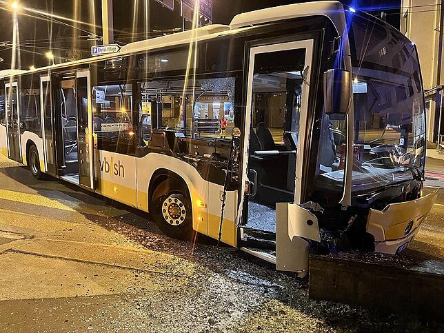 Der Linienbus ist vorne rechts massiv beschädigt.