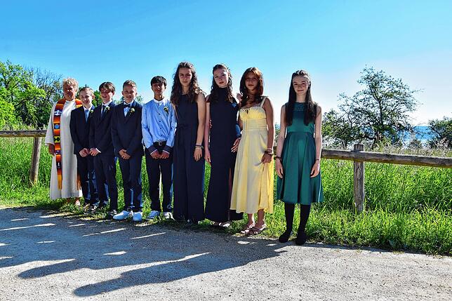 Diakonin Beate Granzin feierte im Mai 2025 mit Silas Balliel, Linus Onkels, Noah Kappler, Jonas Gellrich, Nina Plesch, Marlene ...