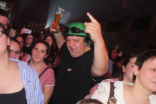 Bild 3: Volles Haus bei der Nikolausparty in Rietheim-Weilheim mit den Dorfrockern &ndash; die Bilder