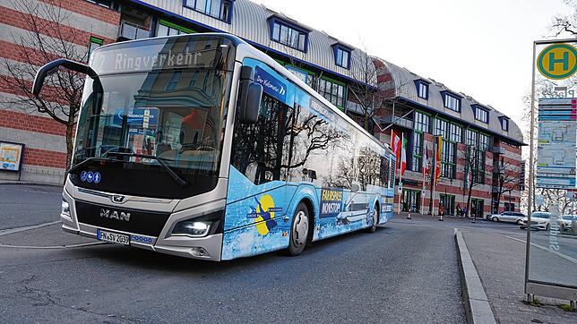 Ein Bus des Regionalverkehrsunternehmens RAB am Häfler Stadtbahnhof (Archivbild).