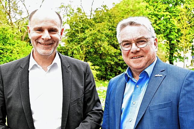 Der Oberbürgermeister von Singen, Bernd Häusler (links), und der Bürgermeister von Rielasingen-Worblingen, Ralf Baumert, erwarten mehr ...