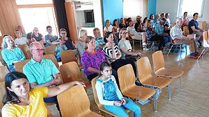 Besucherinnen und Besucher verfolgen in der Allensbacher Gemeinderatssitzung die Argumente für den Erhalt der Schule Hegne ...