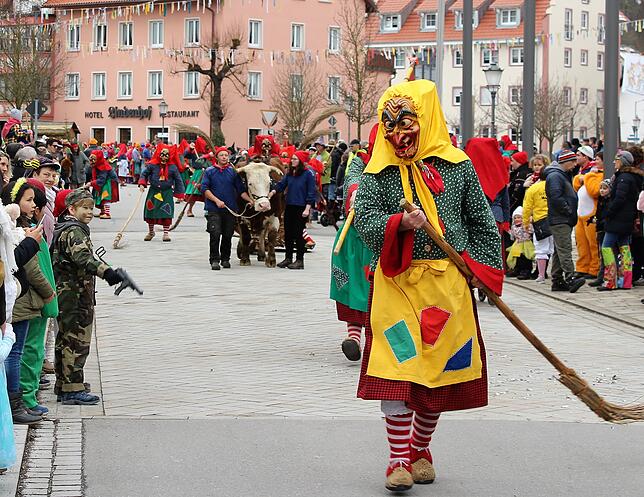 Eine auffallende Einzelfigur: Martin Reichmann als gelbe Hexe beim Umzug in Bräunlingen.