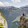 Unsere Mitarbeiter Katja Huber und Yannick Peter genießen zum Abschluss unserer Serie &bdquo;Wandern mit Genuss&ldquo; die Aussicht im ...