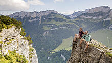 Unsere Mitarbeiter Katja Huber und Yannick Peter genießen zum Abschluss unserer Serie &bdquo;Wandern mit Genuss&ldquo; die Aussicht im ...