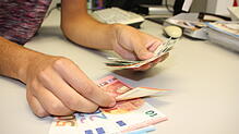 Wenn Kunden besonders viel Geld abheben möchten, sind Bankangestellte angehalten, nach dem Grund zu fragen.