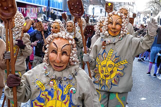 Bild 5: Bilder vom großen Fasnet Samschdig-Umzug der Poppele-Zunft (2)