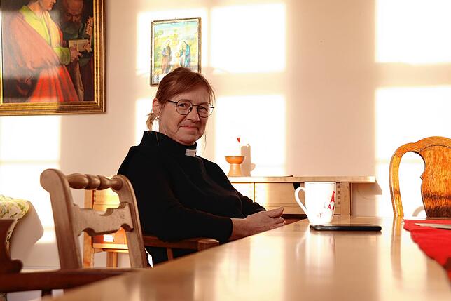 Klusmann bei einer Tasse Kaffee am Tisch im Balkonzimmer. Der Raum steht Gemeindemitgliedern und zahlreichen Kreisen offen.