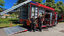 Die Kameraden der Zurzacher Feuerwehr zeigen beim Tag der offenen Tür der Feuerwehr Küssaberg ihr Einsatzfahrzeug und zahlreiche ...