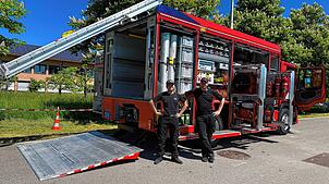 Die Kameraden der Zurzacher Feuerwehr zeigen beim Tag der offenen Tür der Feuerwehr Küssaberg ihr Einsatzfahrzeug und zahlreiche ...