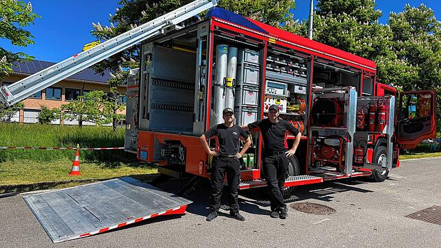 Die Kameraden der Zurzacher Feuerwehr zeigen beim Tag der offenen Tür der Feuerwehr Küssaberg ihr Einsatzfahrzeug und zahlreiche ...