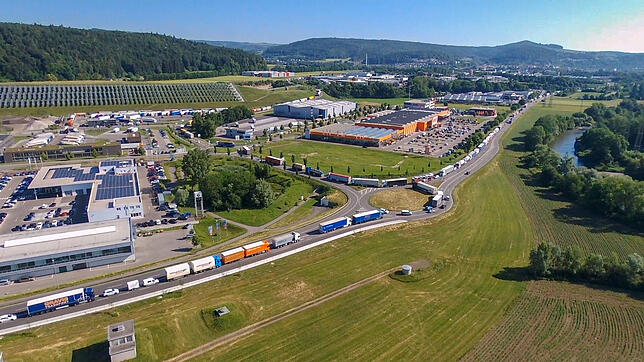 Auf Abfertigung wartende Lastwagen stauen sich bis über den Kreisverkehr an der B 34 hinaus und blockieren zeitweise den gesamten ...
