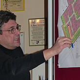 Planer Helmut Hornstein stellt den Plan für das Neubaugebiet "Hinter dem Dorf III" vor.