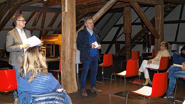 Vor rund 20 Vertretern von Vereinen und Institutionen erklärt und diskutiert Bürgermeister Robert Scherer (links) die Maßnahmen der ...