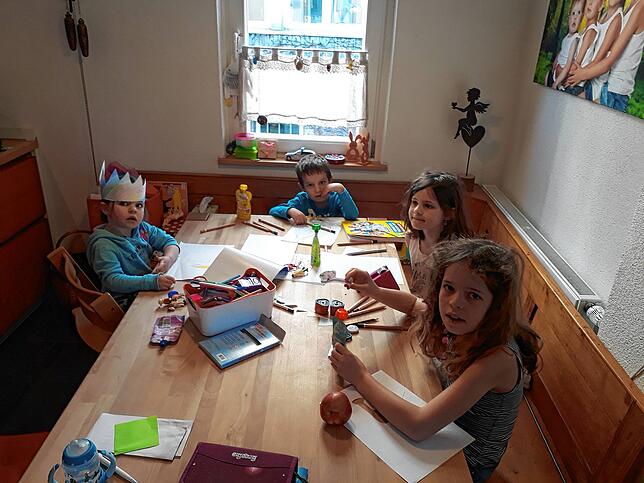 Wie Elena (3. von links) und Laura (4. von links) lernen alle Schüler zu Hause. Da die Kitas ebenfalls geschlossen sind, müssen auch die ...