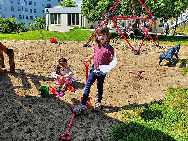 Auch zu zweit und nicht in großer Gruppe lassen sich tolle Spiele finden. Amelie (rechts) hat im Garten des Kindergartens „Am ...