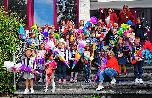 Die Klasse 1 der Grundschule Überlingen am Ried mit ihren Klassenlehrerinnen Birgit Dening und Birgitta Seiffert-Schreiber (oben von links).
