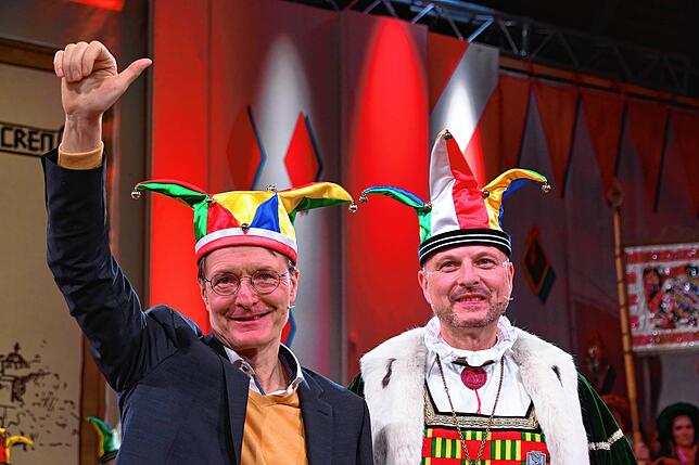Bundesgesundheitsminister Karl Lauterbach zeigte sich trotz Rekordstrafe gut gelaunt nach der Narrengerichtsverhandlung.