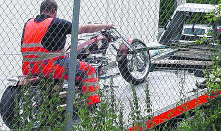 Ein teures Motorrad wird von Beamten am Schwenninger Edelbordell &bdquo;La Notte&ldquo; beschlagnahmt.