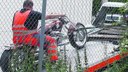 Ein teures Motorrad wird von Beamten am Schwenninger Edelbordell &bdquo;La Notte&ldquo; beschlagnahmt.