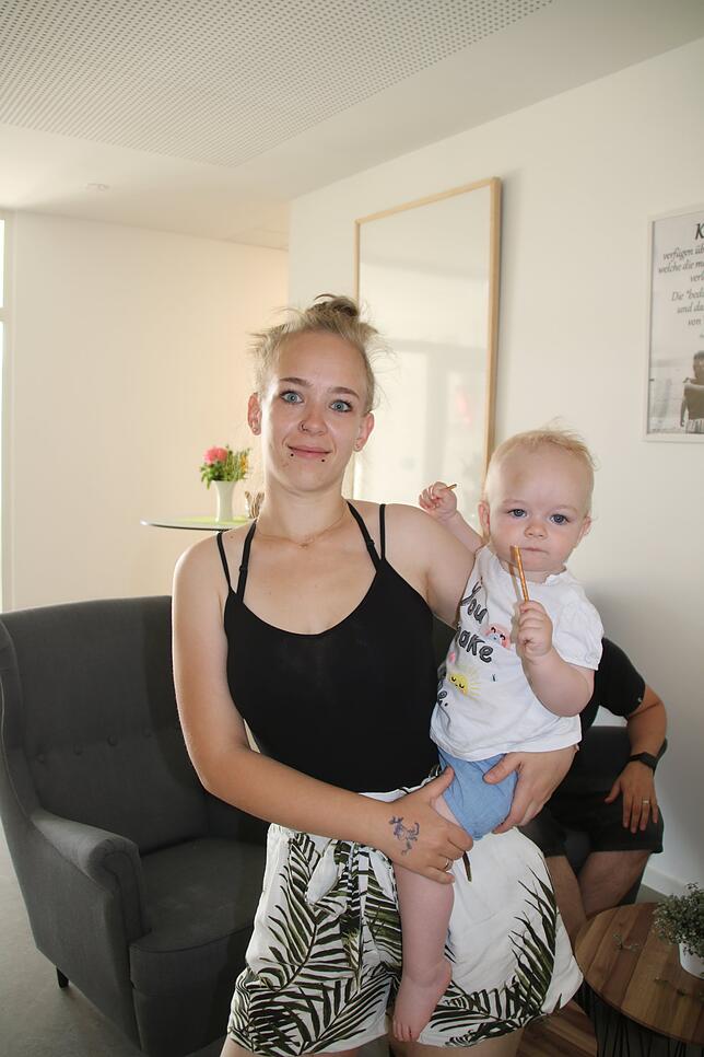 Vivianne Boger aus Lauchringen mit ihrer einjährigen Tochter Lilli. Auch ihr Sohn Mika wird künftig in den neuen Räumen betreut.