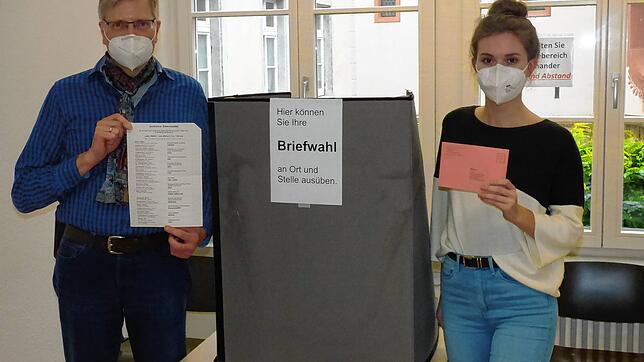 Ordnungsamtsleiter Markus Haag und seine Kollegin Thekla Valenta bereiten die Landtagswahl vor. Wer seine Briefwahlunterlagen im Rathaus ...