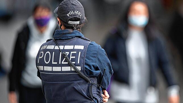 Eine Polizistin steht in der Innenstadt. (Symbolbild)