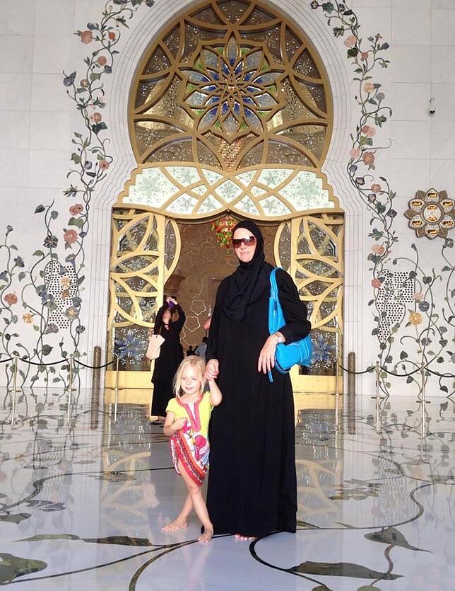 Janine Regel-Zachmann bei der Besichtigung einer Moschee in Abu Dhabi mit ihrer Tochter Emma-Lou.