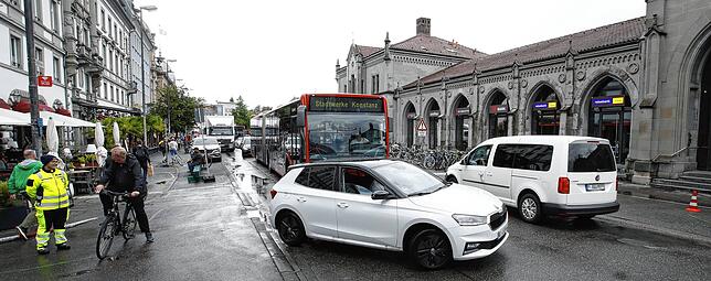 Wendemanöver vor dem Bahnhof: Hier geht es nicht mehr weiter, denn in Konstanz wird vor dem Lago ein Kreisverkehr gebaut.