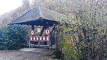 Schilder und ein Zaun machen die Sperrung der Holzfachwerkbrücke über der Wutach deutlich.