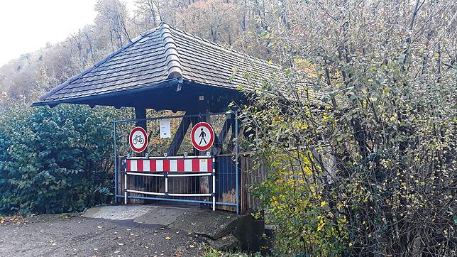Schilder und ein Zaun machen die Sperrung der Holzfachwerkbrücke über der Wutach deutlich.