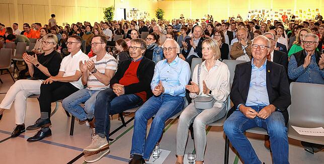 Ehre, wem Ehre gebührt: Mehrere hundert Besucher füllen die Reihen in der Markolfhalle und applaudieren den verdienten Sportlern.