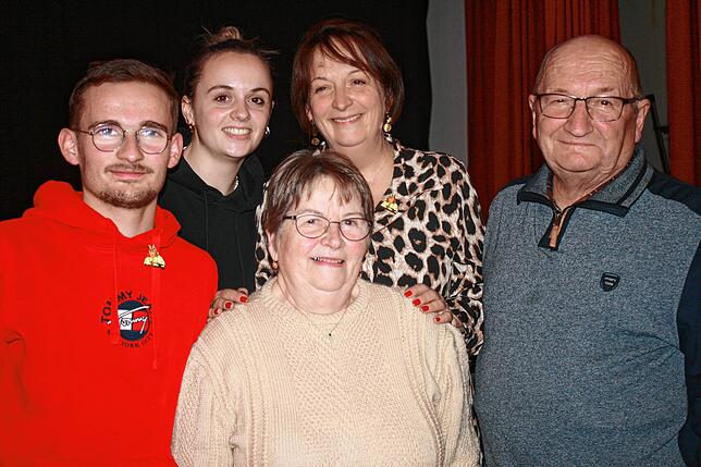 Mit drei Generationen beim Narrentreffen (von links): Neffe Gabriel Boullay, Tochter Marie Prat, Oma Yvette Boullay, Mutter Sylvie Prat ...