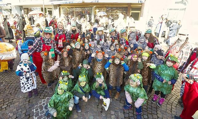 Bunt, fröhlich und im Sonnenschein. Der Kinderumzug mit unzähligen Teilnehmern bietet ein herrliches Bild.