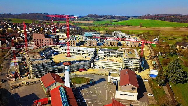 Das neue Salemer Rathaus (links im Bild) aus der Vogelperspektive: Geplant wurde es von dem spanischen Büro Estudio Gonzalez ...