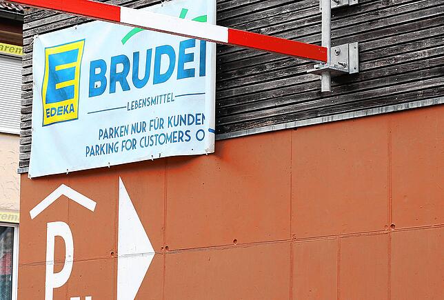 „Parken nur für Kunden“: Dieses Transparent hat der Marktbetreiber an einem Turm der Tiefgarage angebracht – bislang ...