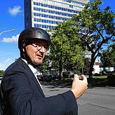Nur mit Helm: Burchardt weiß um seine Vorbildfunktion – und dass er ständig beobachtet wird.