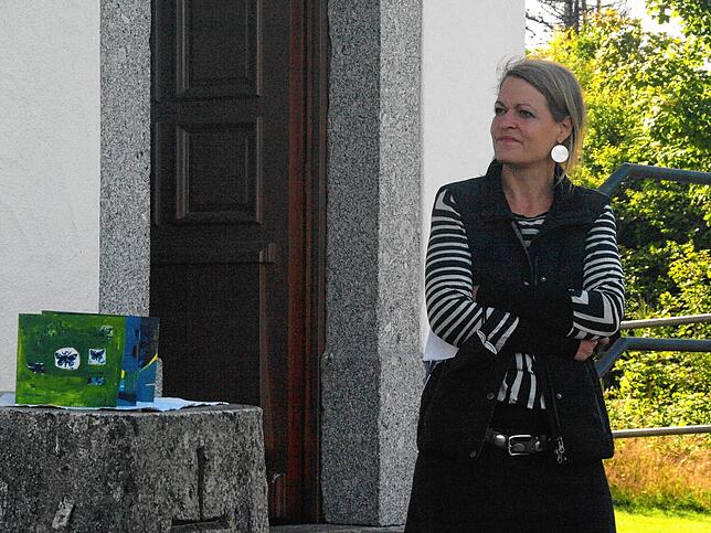 Jana Wilsky präsentierte auf dem Ödland ihre Werke und las zur Einstimmung Verse aus einem Gedichtband vor.