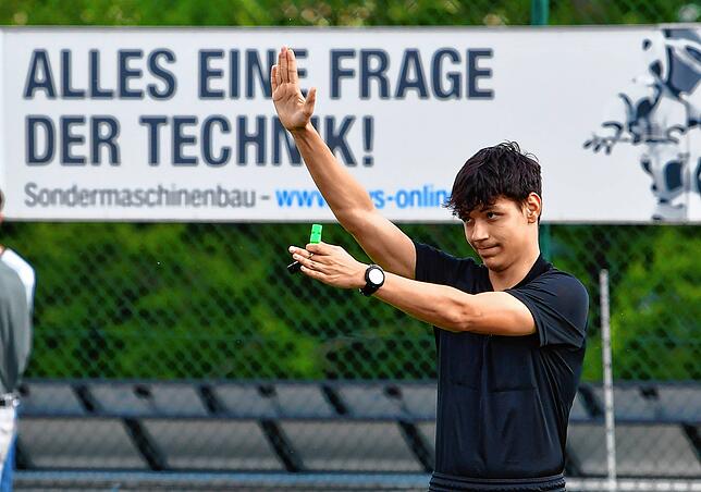 Nervenstark: Dem nicht einfachen Druck, als Aktivspieler des Ligarivalen VfB Waldshut kurz nach dem impulsiven Pokalspiel gegen den SV ...