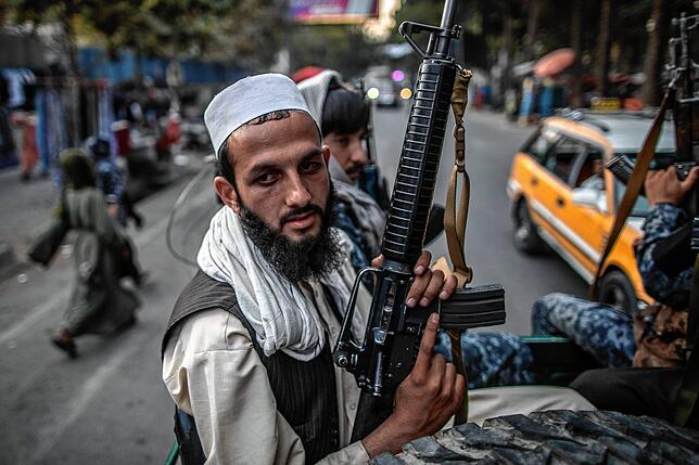 Junge Taliban-Kämpfer patrouillieren auf der Ladefläche eines Pick-Ups in den Straßen von Kabul. (Symbolbild)
