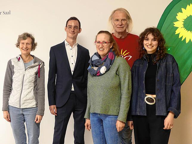 Sie sind bei der Wahlparty der Grünen in der Stadthalle zuversichtlich (von links): Petra Thyen, Bundestagskandidat Jan Lukas Schmitt, ...