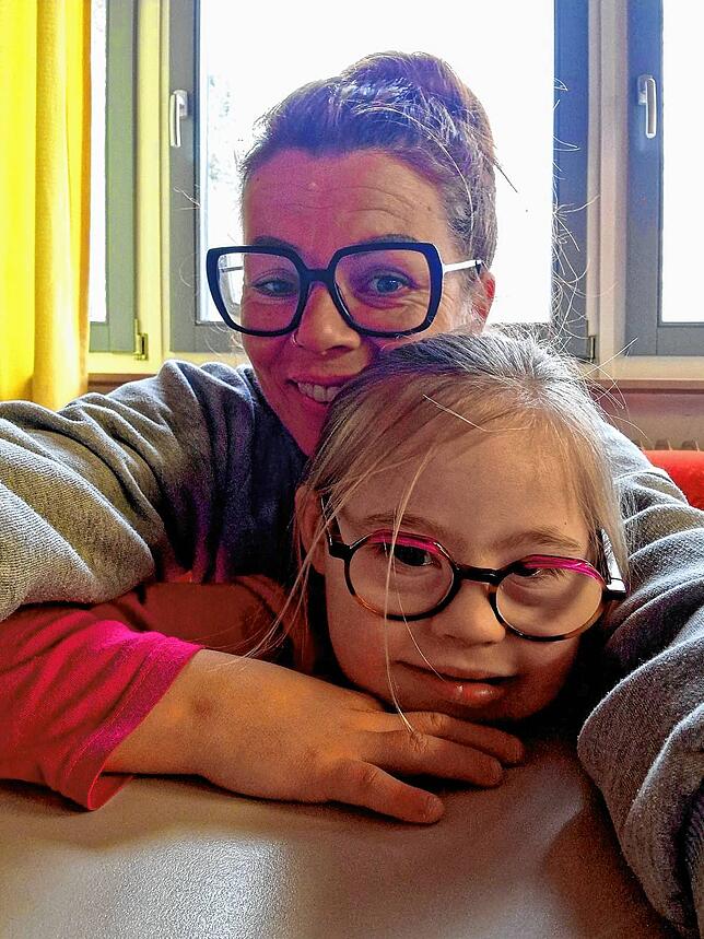 Leni und ihre Schulbegleiterin Viktoria Gühring.