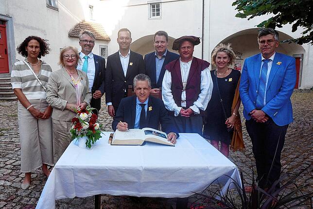 Thorsten Frei (Mitte), Kanzleramtschef und Festredner beim Heimatabend, trug sich ins Goldene Buch der Stadt Waldshut-Tiengen ein.