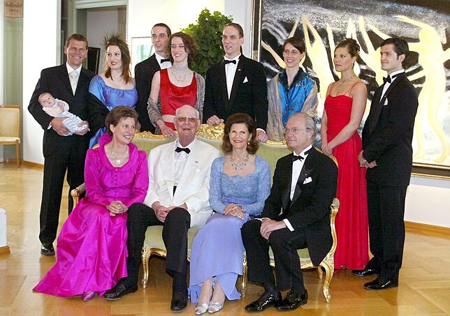 Sonja Bernadotte wird 60 - Gruppenbild Beim Geburtstagsempfang der Gräfin Sonja Bernadotte: Der schwedische Carl XVI Gustaf (r) und seine Frau Königin Silvia (2.v.r.) sitzen ...